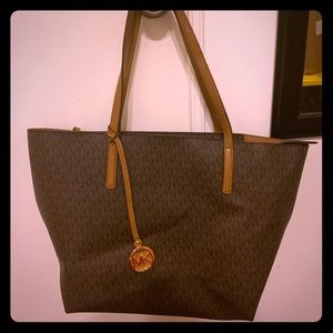 Amina’s Closet 💕 Like new Micheal Kors Tote